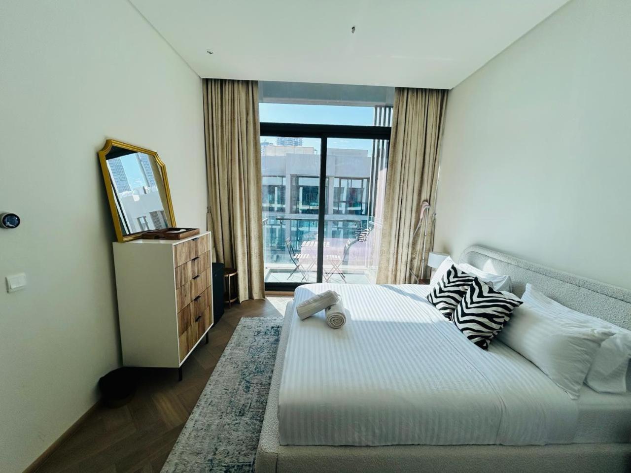 Premium 1bhk In Signature Living, Jvc! Pool View अपार्टमेंट *